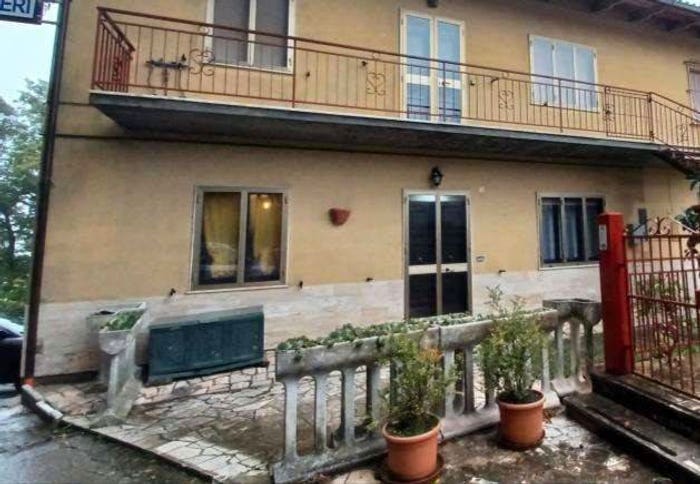 Appartamento con 6 locali in vendita in Via Roma A, Centro, Semproniano