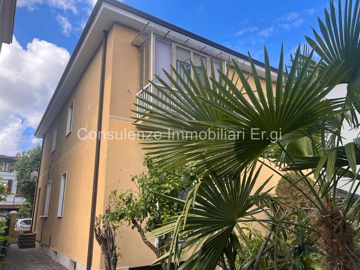 Casa con 5 locali in vendita in Via Giuseppe Garibaldi, Centro, Garbagnate Milanese
