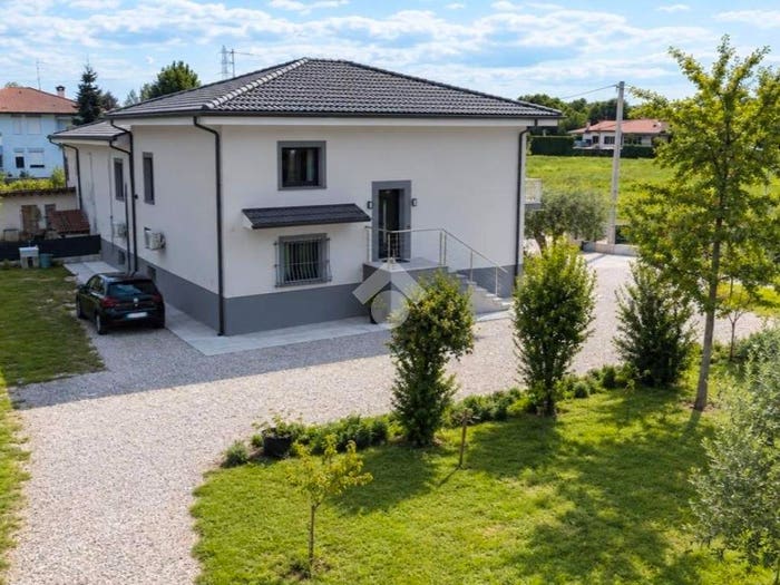 Casa quadrilocale in vendita in Via borgo carlessi, Centro, Rosà