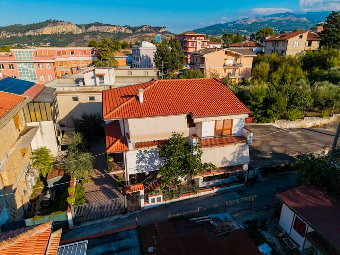 Casa con 6 locali in vendita in Via Castellari, Centro, Scafa
