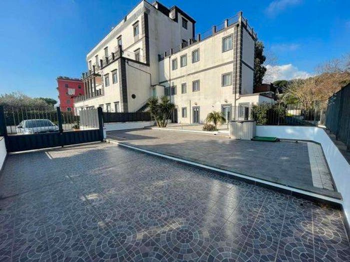 Appartamento quadrilocale in vendita in Via Macedonia, Ponti Rossi, Napoli