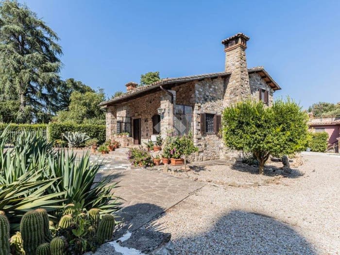 Casa con 6 locali in vendita in Via Anguillara, Manziana