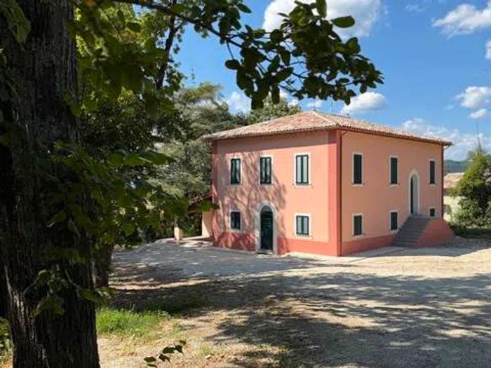Casa con 6 locali in vendita in Seola Bassa SNC, Centro, Camerino