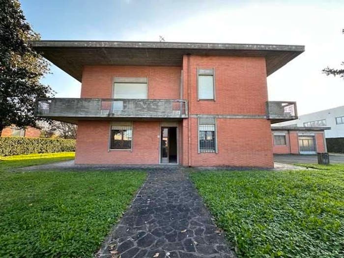 Casa con 6 locali in vendita in Centro, Mirandola