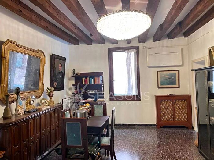 Appartamento con 6 locali in vendita in Santa Croce, Venezia
