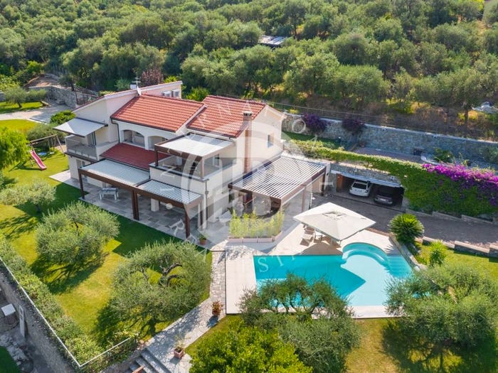 Casa con 6 locali in vendita in Toirano
