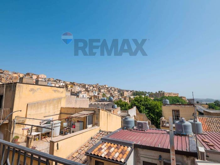 Casa quadrilocale in vendita in Via San Luigi, Centro, Caltagirone