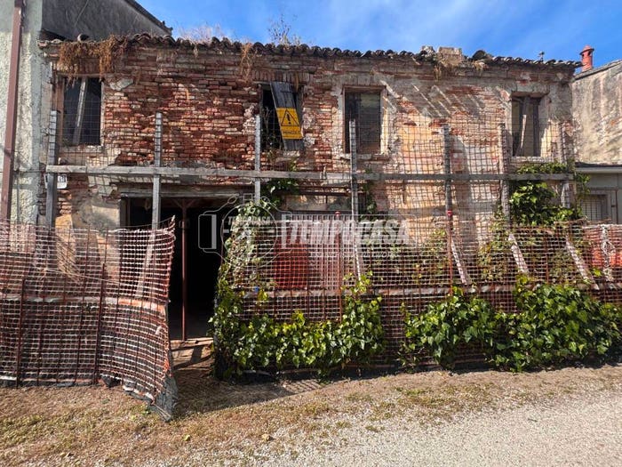 Casa con 6 locali in vendita in Via Michelangelo Buonarroti, Centro, Lagosanto