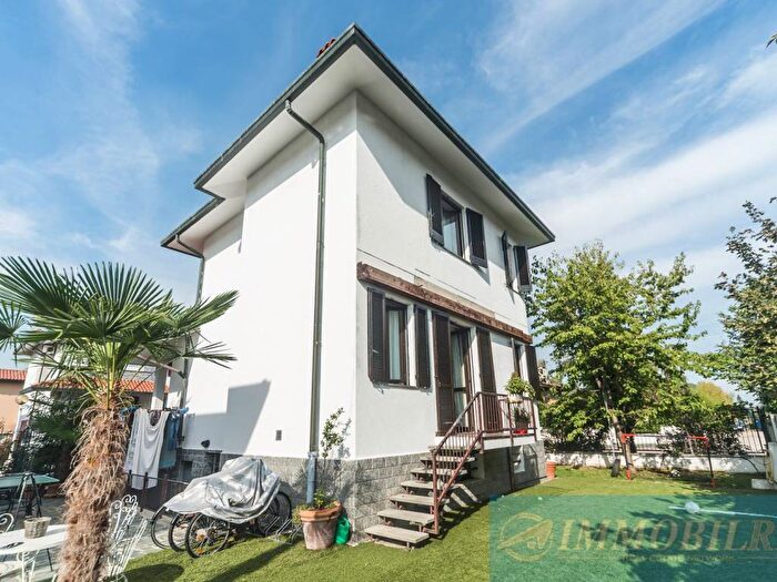 Casa quadrilocale in vendita in Via Cavalieri di Vittorio Veneto, Centro, Arluno