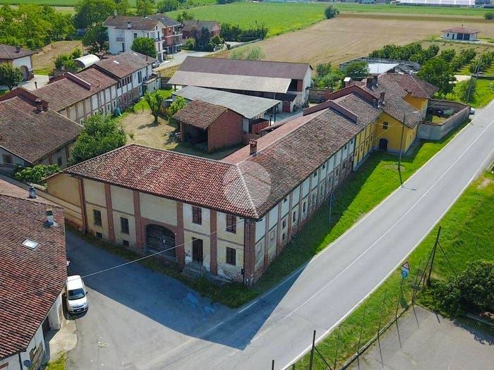 Casa con 6 locali in vendita in Frazione Riva, Riva, Bra