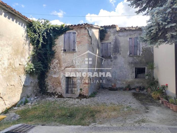 Casa con 6 locali in vendita in Montescudo Montecolombo