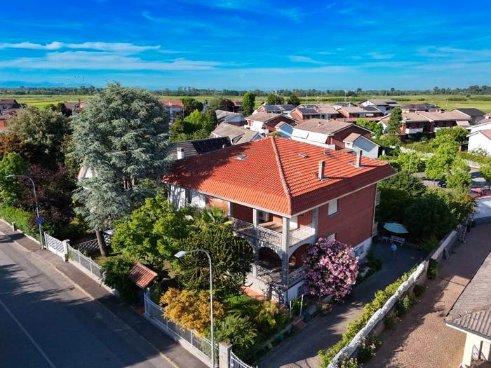Casa con 6 locali in vendita in Via Michelangelo Buonarroti, Caresanablot