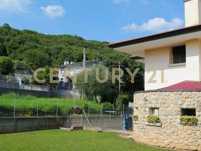 Casa con 6 locali in vendita in Via Topadich, Medea