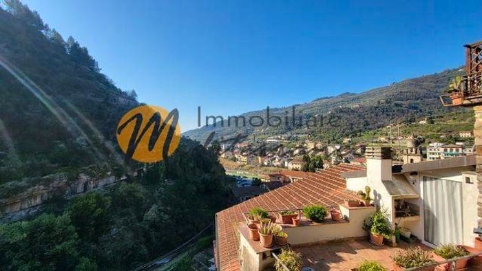 Appartamento trilocale in vendita in Via Castello, Dolceacqua
