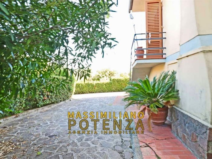 Appartamento quadrilocale in vendita in Via Lucchese, Collodi Ponte all'Abate Monte a Pescia, Pescia