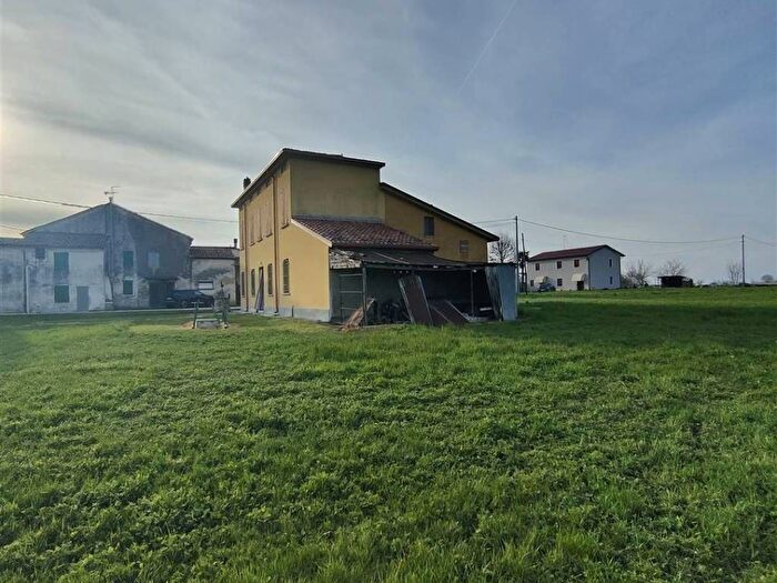 Casa con 6 locali in vendita in Moglia
