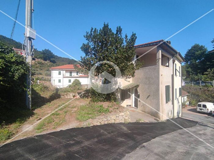 Casa con 6 locali in vendita in Via Castello, Giustenice