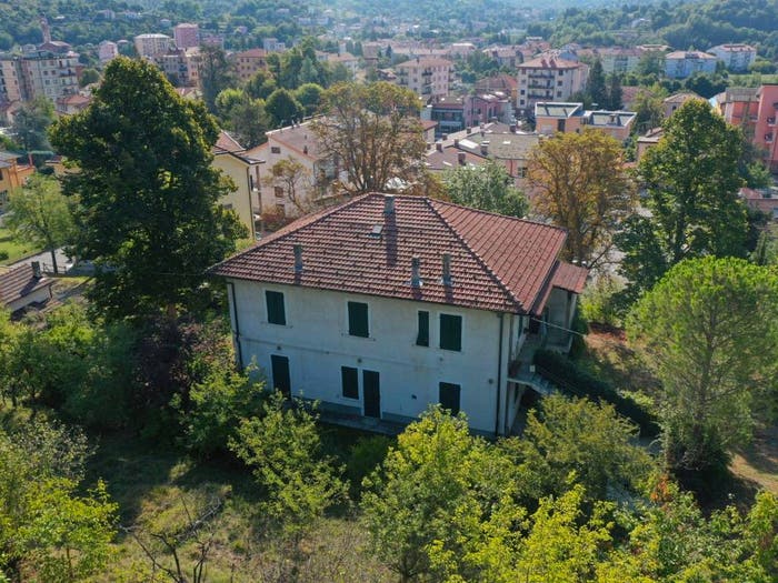 Casa con 6 locali in vendita in Via Vecchia di Plodio, Centro, Carcare