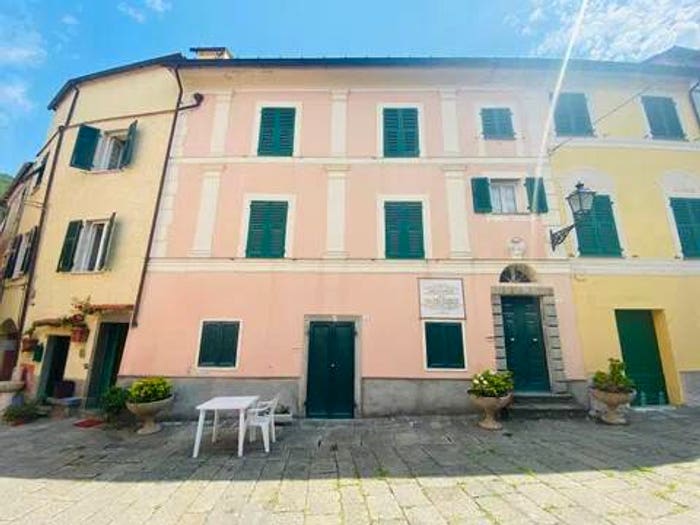 Casa con 6 locali in vendita in Piazza San Felicita No Number, Carrodano Inferiore, Carrodano