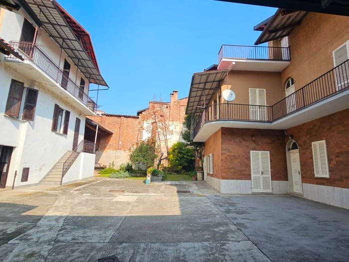 Casa con 6 locali in vendita in Vicolo Miglio, Centro, San Giorgio Canavese