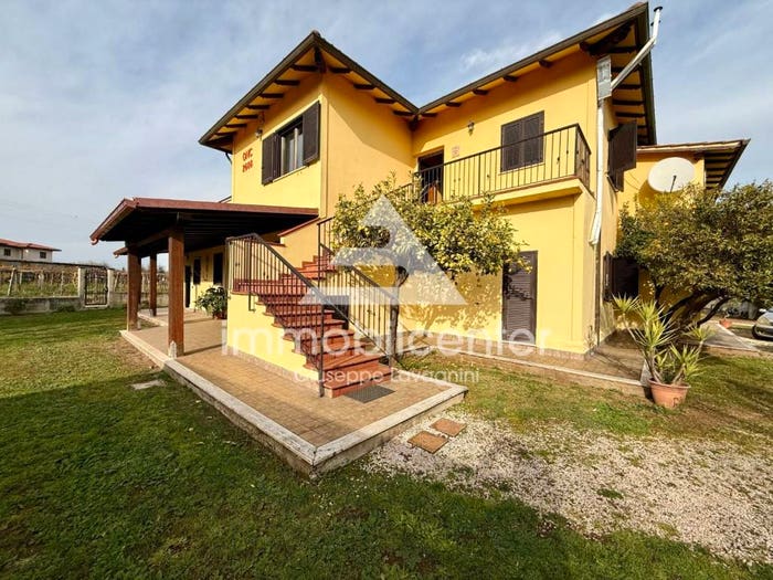 Casa con 6 locali in vendita in Via Vallelata, Vallelata, Aprilia
