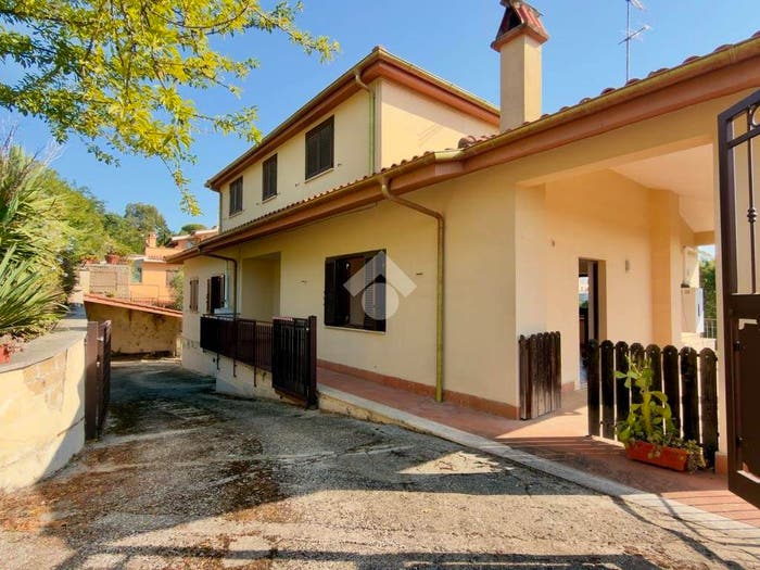 Casa con 6 locali in vendita in Via di Valle Ioro, Valle Yoro, Castelnuovo di Porto