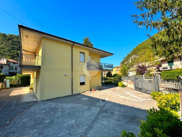 Casa con 6 locali in vendita in Via Sandro Pertini, Centro, Arrone