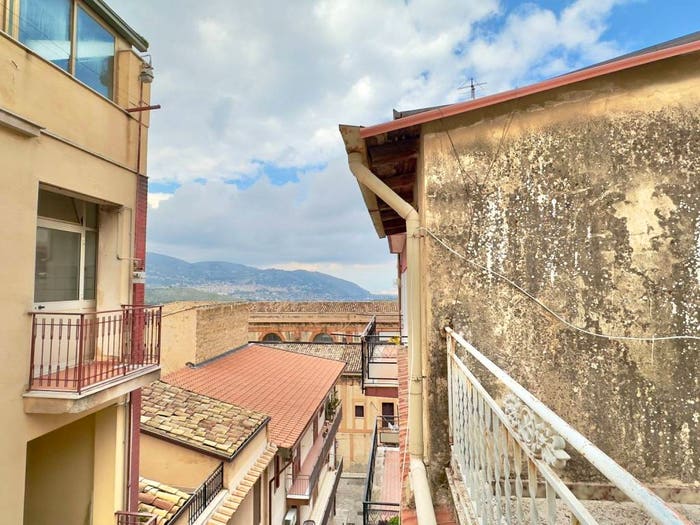 Appartamento con 6 locali in vendita in Via Silvio Bocconi, Centro, Altofonte