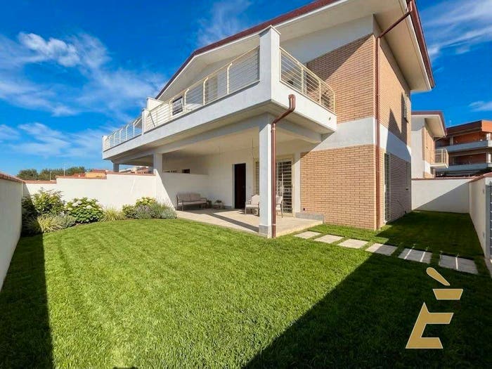 Casa quadrilocale in vendita in Lungomare Enea, Lavinio Mare, Anzio