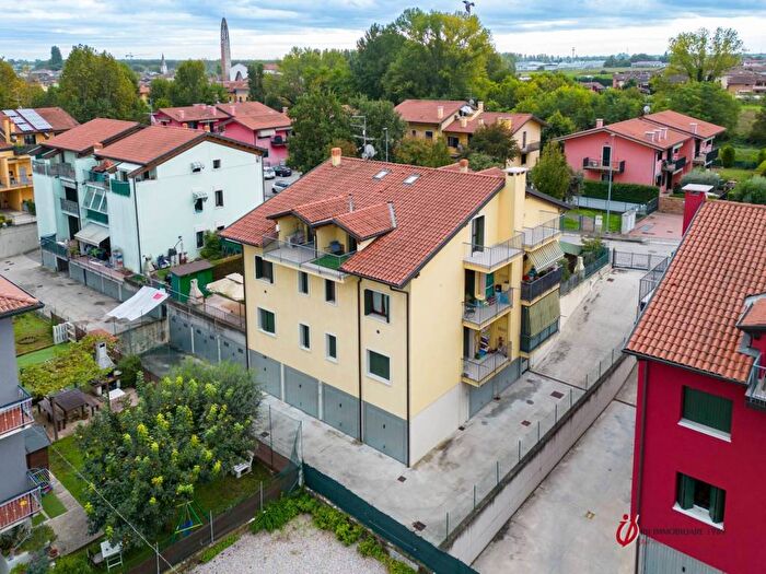 Appartamento trilocale in vendita in Via Ca' de fora, Beccacivetta Azzano, Castel d'Azzano
