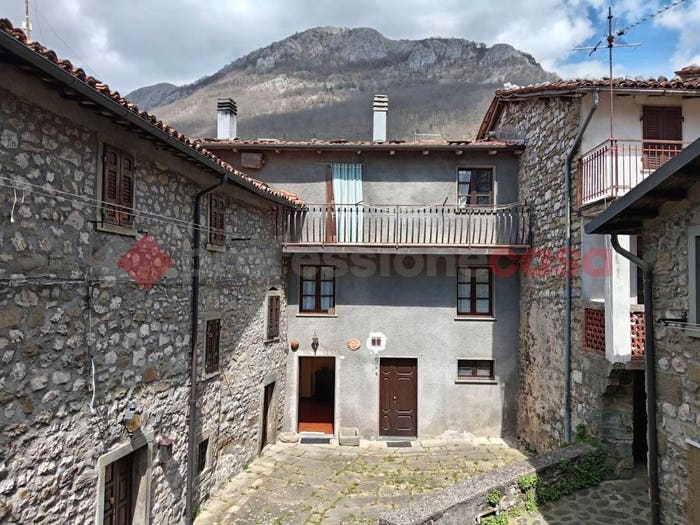 Casa con 6 locali in vendita in Via del Poggiolo Corfino, Corfino, Villa Collemandina
