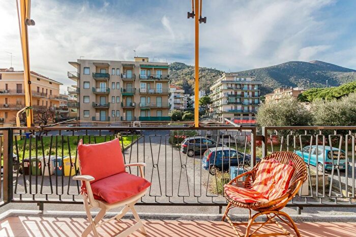 Appartamento bilocale in vendita in Via Giardini, Borghetto Santo Spirito