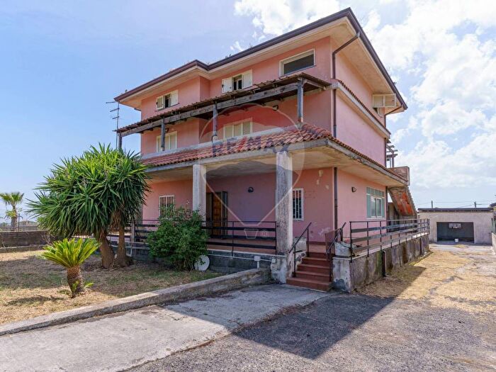 Casa con 6 locali in vendita in via Tiziano, Villaggio Del Pino Le Ginestre, Belpasso