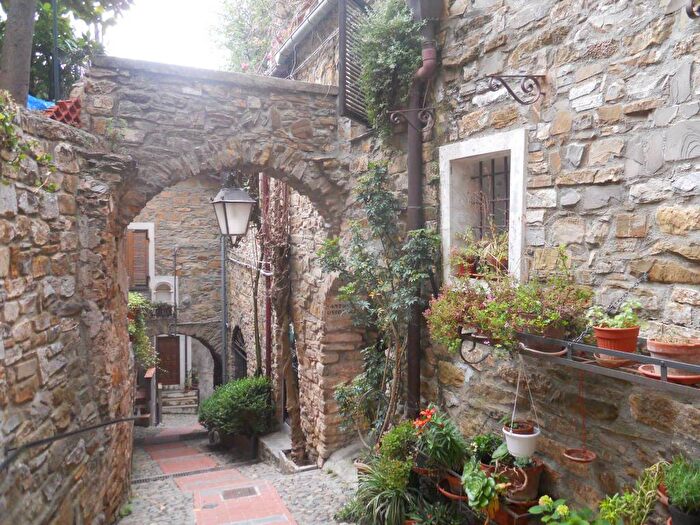 Appartamento con 5 locali in vendita in Via Castello, Centro, Cipressa