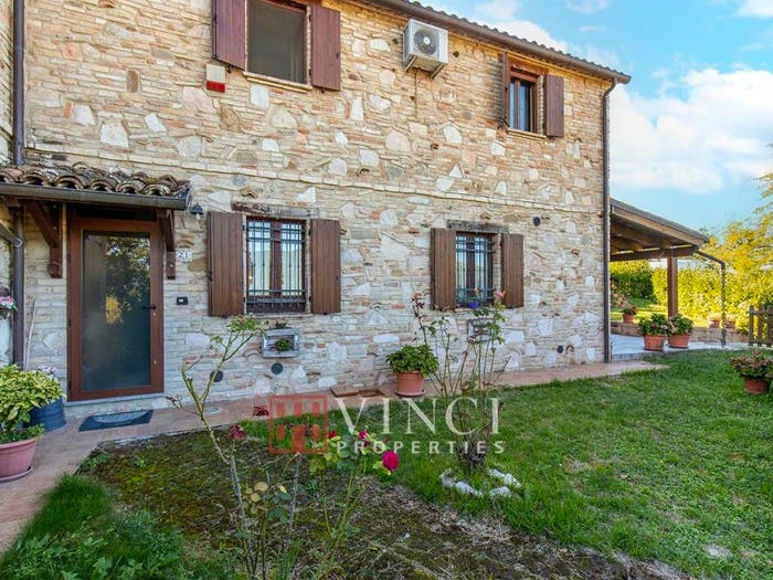 Casa con 6 locali in vendita in Acqualagna