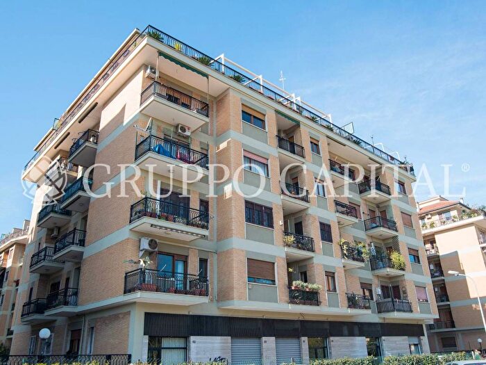 Appartamento trilocale in vendita in Via Piegaro, Furio Camillo, Roma