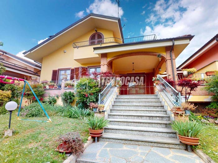 Casa con 6 locali in vendita in Via Don Luigi Orione, Bra