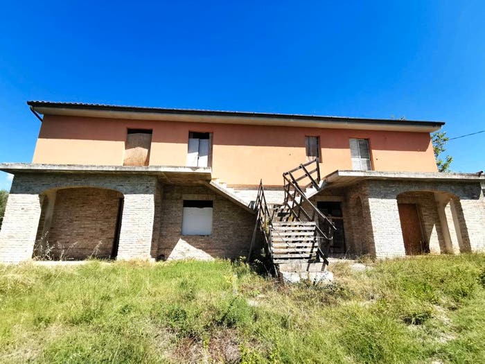 Casa con 6 locali in vendita in Montecosaro