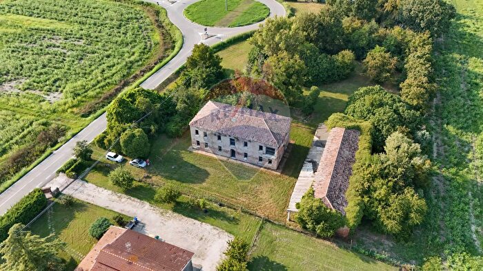 Casa con 14 locali in vendita in Via Provinciale Finale, Tresignana