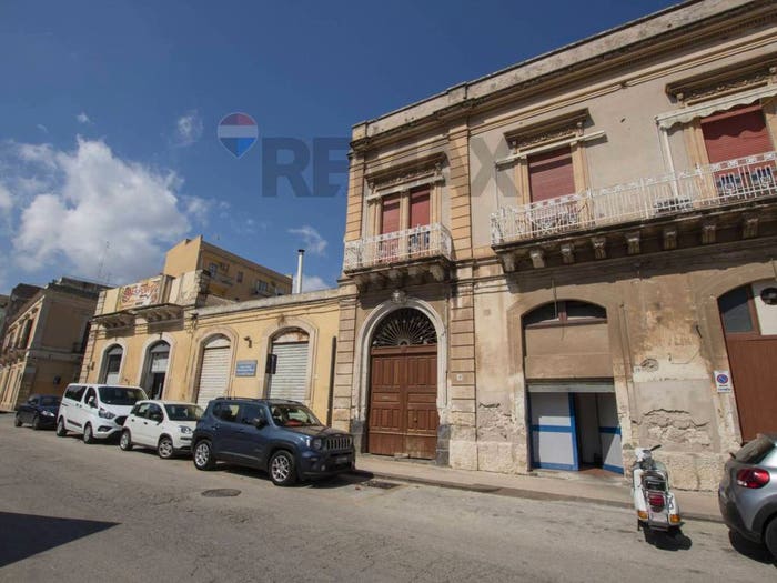 Appartamento con 6 locali in vendita in VIA AGATOCLE, Gelone Cadorna, Siracusa