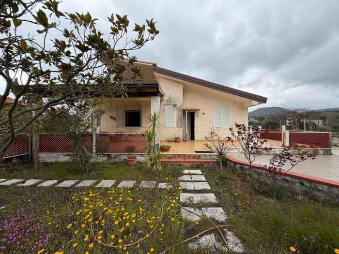 Casa quadrilocale in vendita in Via Enna, Centro, Pedara