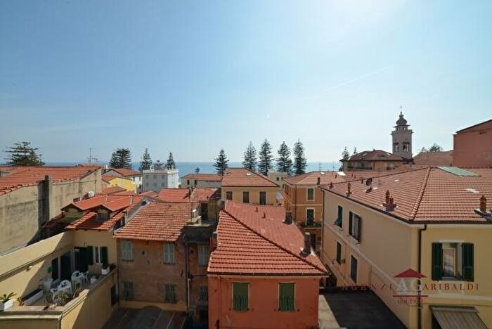 Appartamento con 8 locali in vendita in Via Vittorio Emanuele, Bordighera