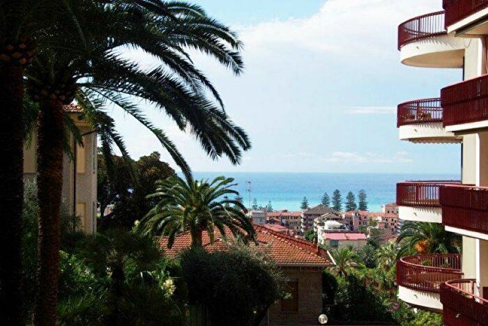 Appartamento trilocale in vendita in via Virgilio, Via Romana, Bordighera