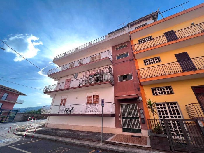 Appartamento con 5 locali in vendita in Via Salvo D'Acquisto, Fiumefreddo di Sicilia