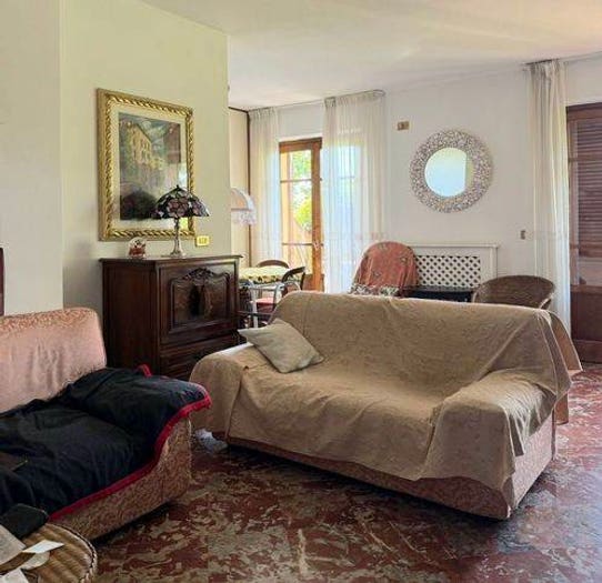 Appartamento trilocale in vendita in Marina di Massa Centro, Massa
