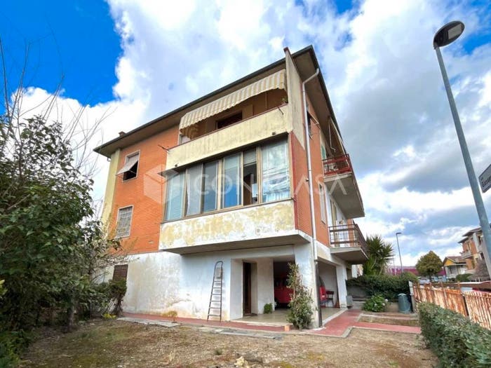 Appartamento con 6 locali in vendita in Via Giuseppe Giusti, Oltrera, Pontedera