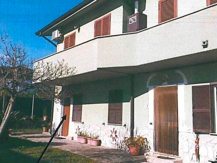 Appartamento quadrilocale in vendita in Piazza Ugo La Malfa, Centro, Lariano
