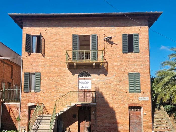 Casa con 6 locali in vendita in Via della Vittoria, Petrignano, Castiglione del Lago