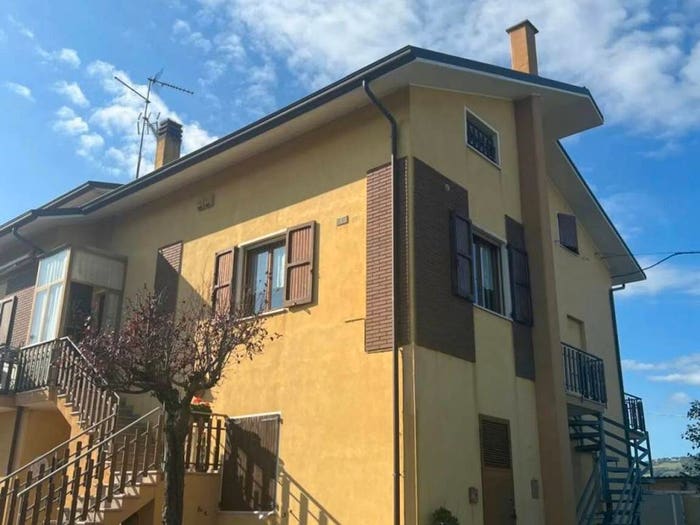 Casa con 6 locali in vendita in Montelabbate