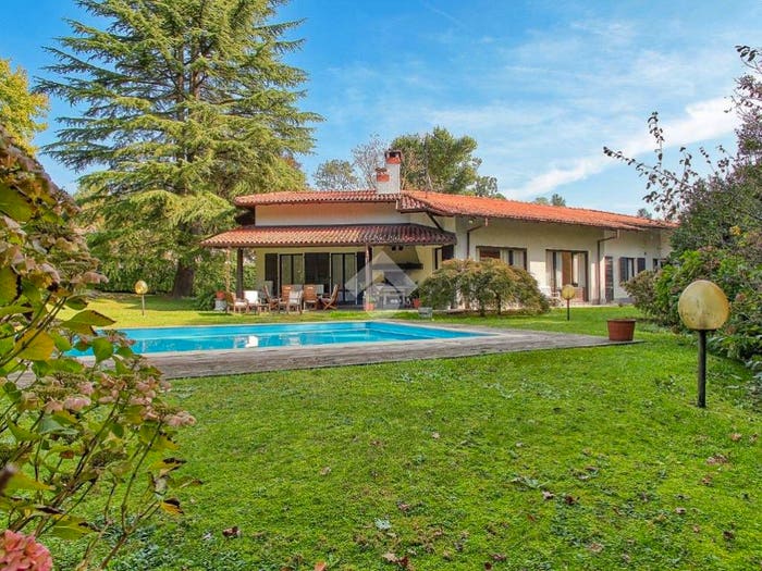 Casa con 6 locali in vendita in Via Consorziale del Tee, Luvinate